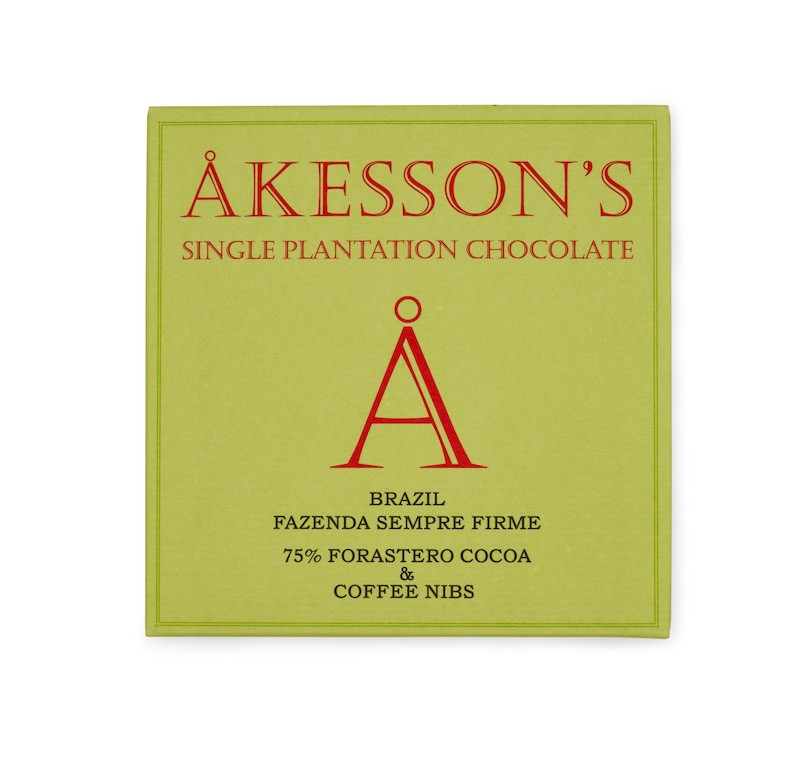 Verpackung der Kaffee-Nibs-Schokolade von Akesson’s in hellgüner Pappe mit roter und schwarzer Aufschrift 