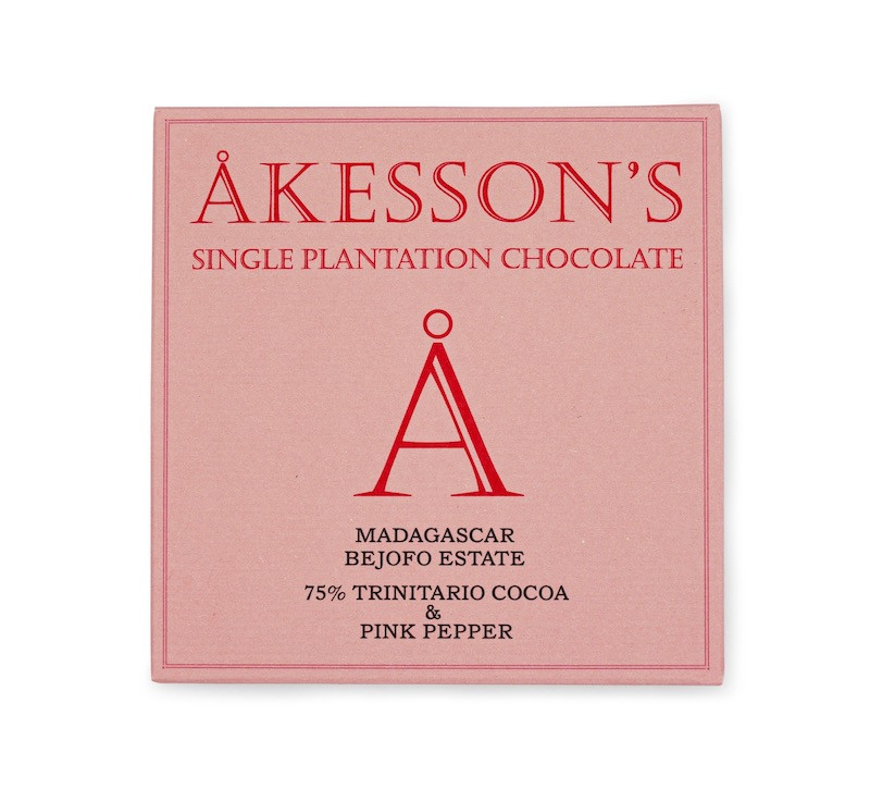 Verpackung der Rosa-Pfeffer-Schokolade von Akesson’s in rosa Pappe mit roter und schwarzer Aufschrift 