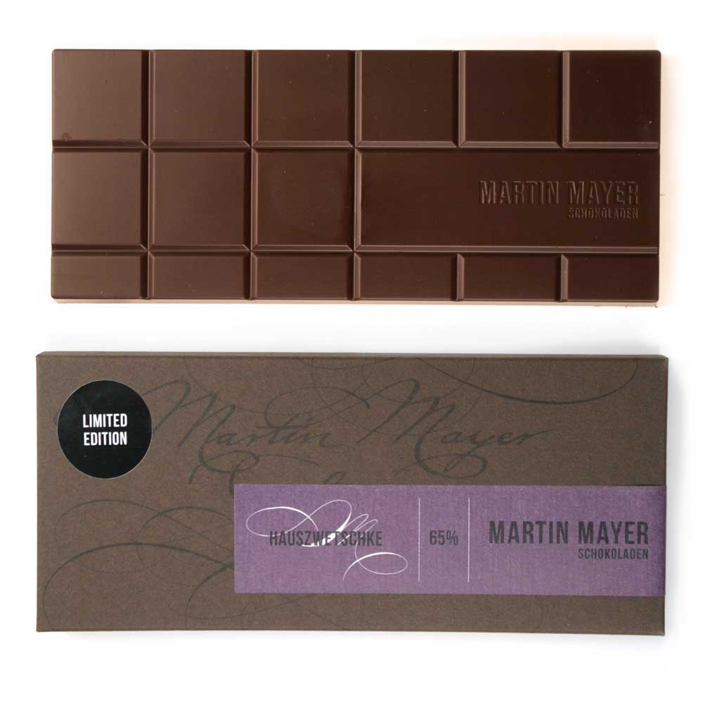 Verpackung und ausgepackte Tafel der Hauszwetchke-Schokolade von Martin Mayer. Die Verpackung ist dunkelbraun mit violettem Label,