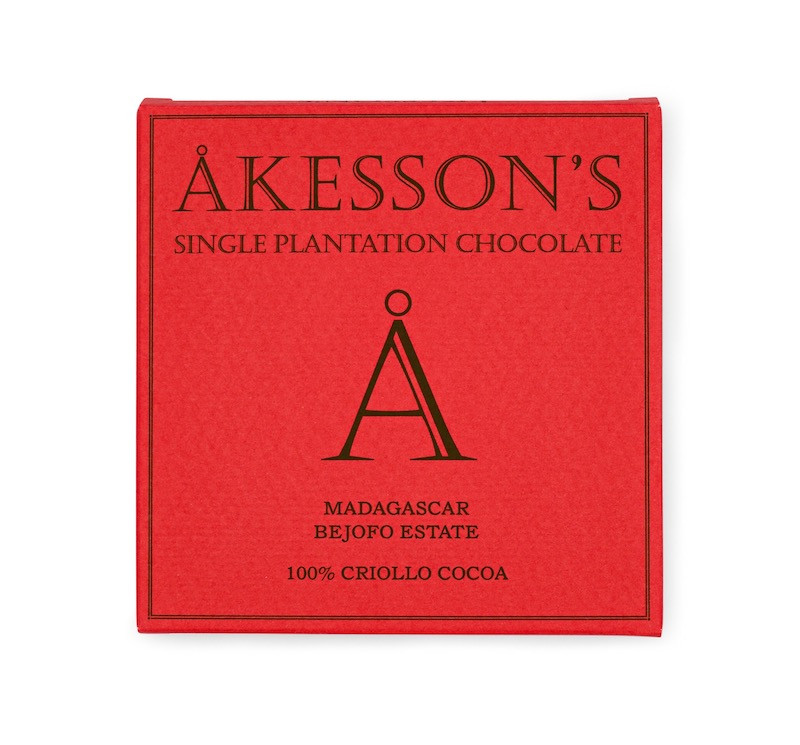 Verpackung der 100% Criollo-Kakaomasse aus Madagaskar von Akesson’s in roter Pappe mit schwarzer Aufschrift 