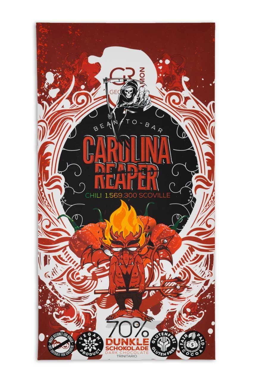 Verpackung der "Carolina Reaper" Schokolade von Georgia Ramon: Roter Hintergrund mit weiß-roten Ornamenten, schwarzem Emblem mit roter Aufschrift, darüber ein Sensenmann und im Vordergrund ein kleines Teufels mit flammendem Haar