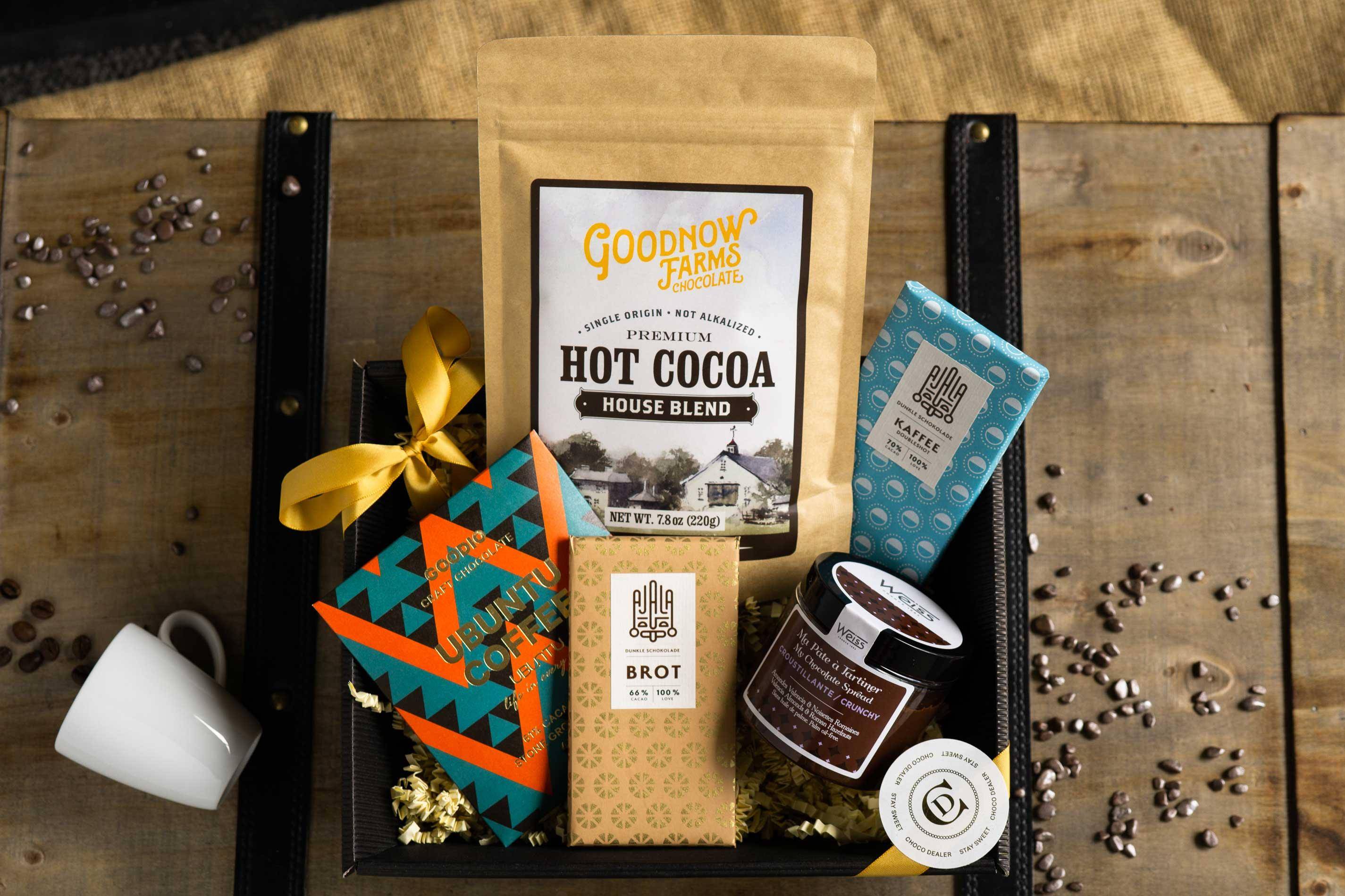Geschenkbox "Schokolade zum Frühstück" - Geschenkbox aus schwarzem Wellkarton mit aufgelisteten Inhalten