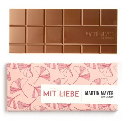 Martin Mayer Milch-Schokolade mit Himbeeren - Verpackung aus rosa Papier mit pinkem Gingko-Muster und Aufschrift „Mit Liebe“