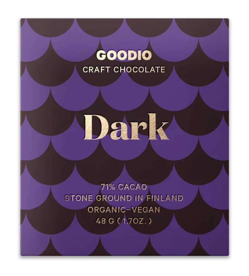 Verpackung der dunklen Schokolade von Goodio mit einem lila-schwarzen Schuppen-Muster