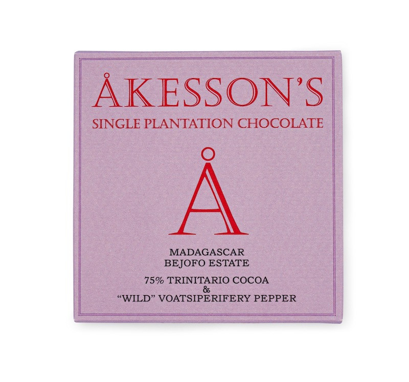 Verpackung der Wilden Voatsiperifery-Pfeffer-Schokolade von Akesson’s in violetter Pappe mit roter und schwarzer Aufschrift 