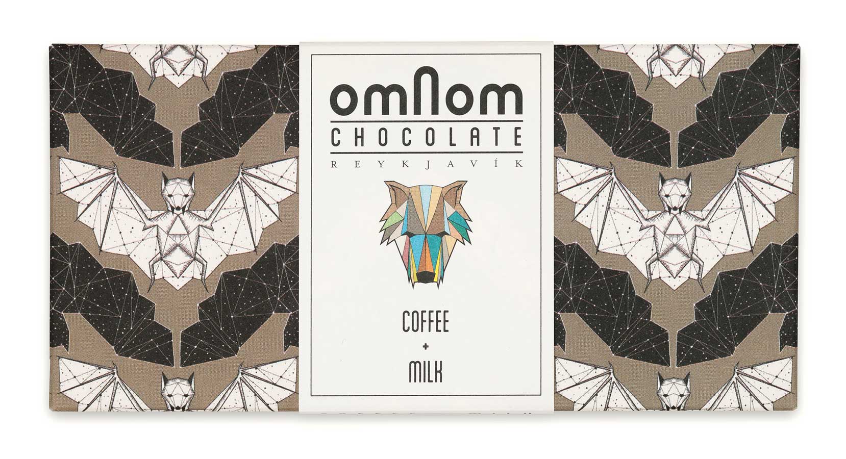 Verpackung der Kaffe & Milch Schokolade von Omnom in hellbraun mit Fledermaus-Muster in schwarz-weiss