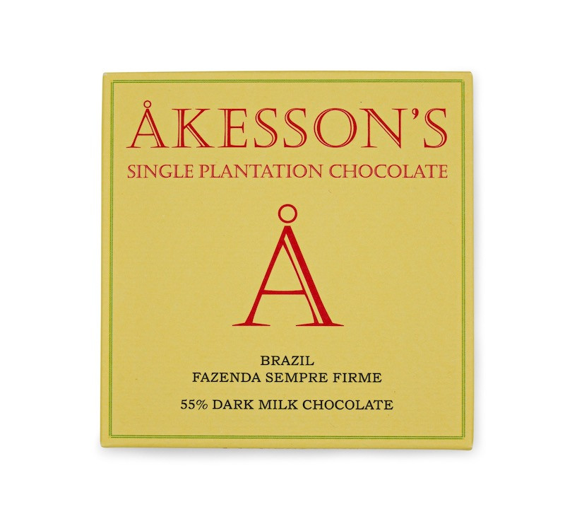 Verpackung der dunklen Milch-Schokolade von Akesson’s in gelberPappe mit roter und schwarzer Aufschrift 