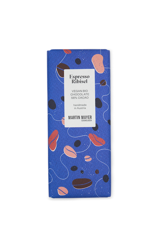 Martin Mayer Vegane Schokolade Espresso-Ribisel - Verpackung aus royalblauem Papier mit Illustrationen von Kaffeebohnen und schwarzen Johannisbeeren