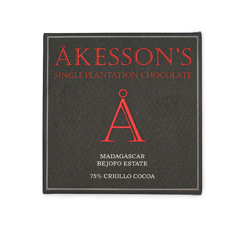 Verpackung der 75% Criollo-Schokolade aus Madagaskar von Akesson’s in schwarzer Pappe mit roter und weisser Aufschrift 