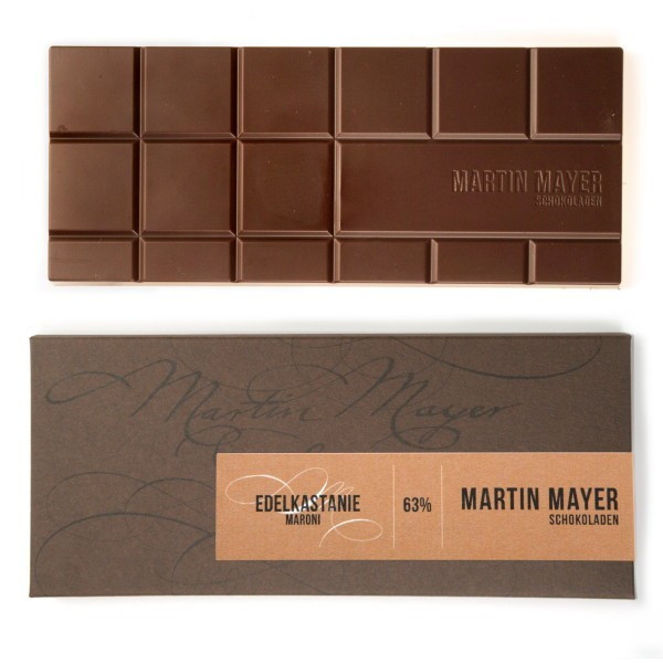 Martin Mayer gefüllte dunkle Schokolade mit Edelkastanie - Verpackung aus dunkelbraunem Papier mit hellbrauner Banderole.